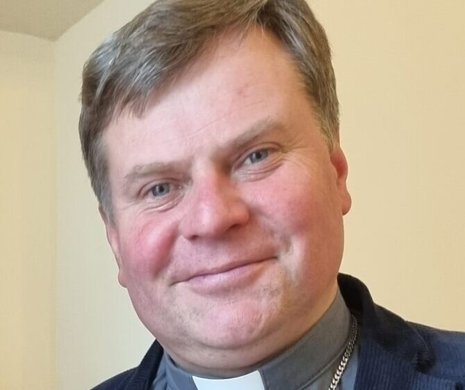  Susilieję ir kunigo, ir vyskupo tarnystės žmonėms ir Dievui keliai