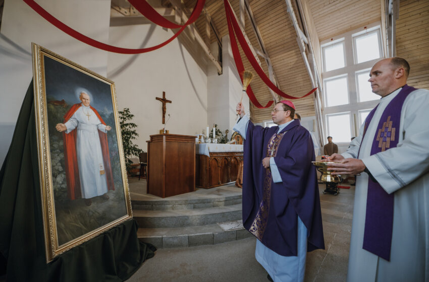  Šventojo globėjo paveikslą Slengių parapijai nutapė vilnietė menininkė
