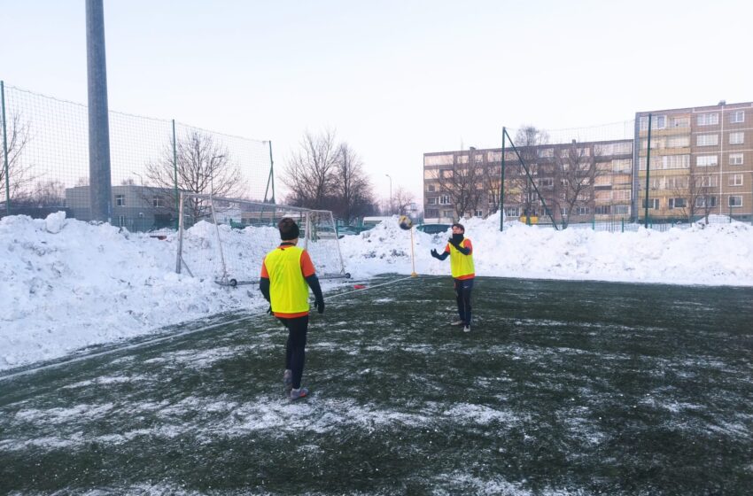  Gargždų futbolas žiemoja ant ledo: kol vaikai treniruojasi šaltyje, Savivaldybė tikina sudaranti tinkamas sąlygas treniruotėms