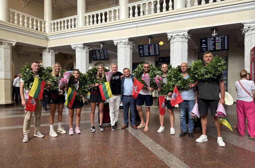  Europos universitetų žaidynių čempionės sutiktos kaip didvyrės: Vilniaus oro uoste – ąžuolo vainikai ir trispalvės