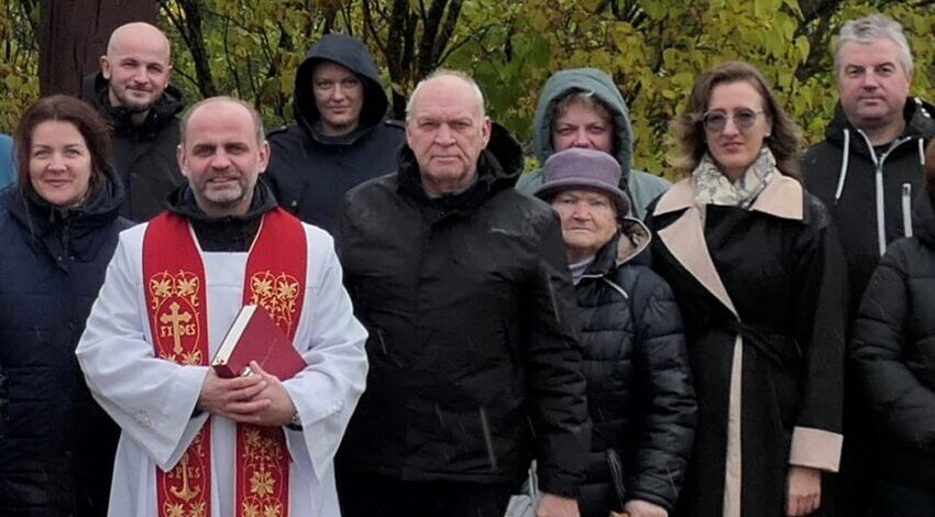  Gribžinių kaime pašventintas naujas kryžius