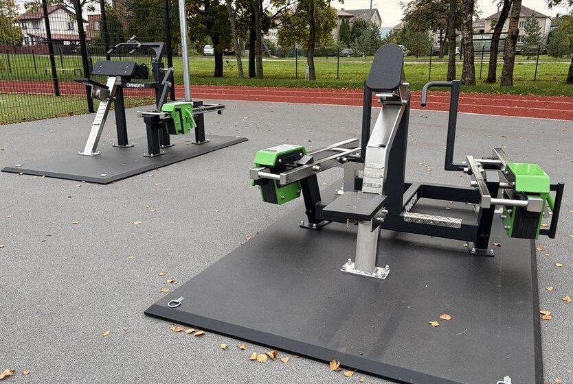  Gargždų „Vaivorykštės“ gimnazijos sporto aikštyne – keturi nauji treniruokliai