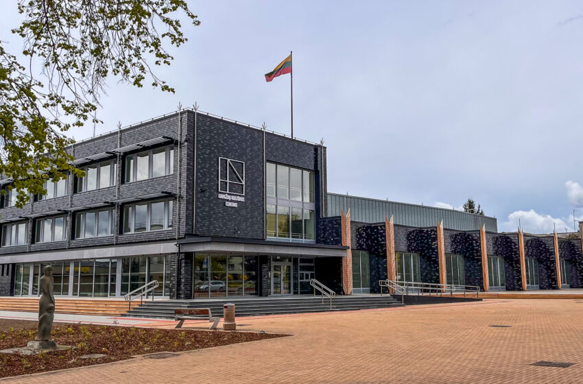  Ant Gargždų kultūros centro sienos šokanti „balerina“ gyventojus apsuko apie pirštą