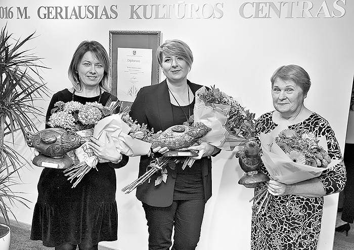 Vardinius apdovanojimus Kultūros dienos proga pelnė Dovilų filialo bibliotekininkė E. Žukauskienė, Veiviržėnų kultūros centro direktorė L. Netalimova, Drevernos skyriaus darbuotoja A. Stasiukėnienė.
