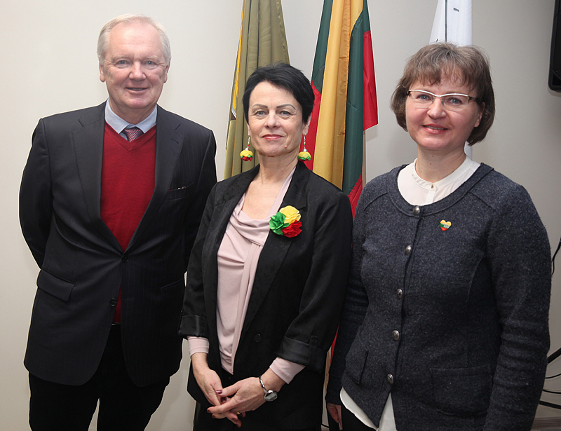 Veiviržėnų Jurgio Šaulio gimnazijos direktorė Laima Navickienė su konferencijos pranešėjais istorikais S. Pocyte ir V. Plečkaičiu.