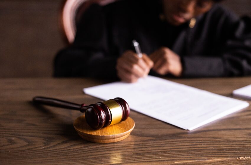  Dalį teisinių klausimų galima išspręsti be teismo: kokiais atvejais padės notarai ar antstoliai