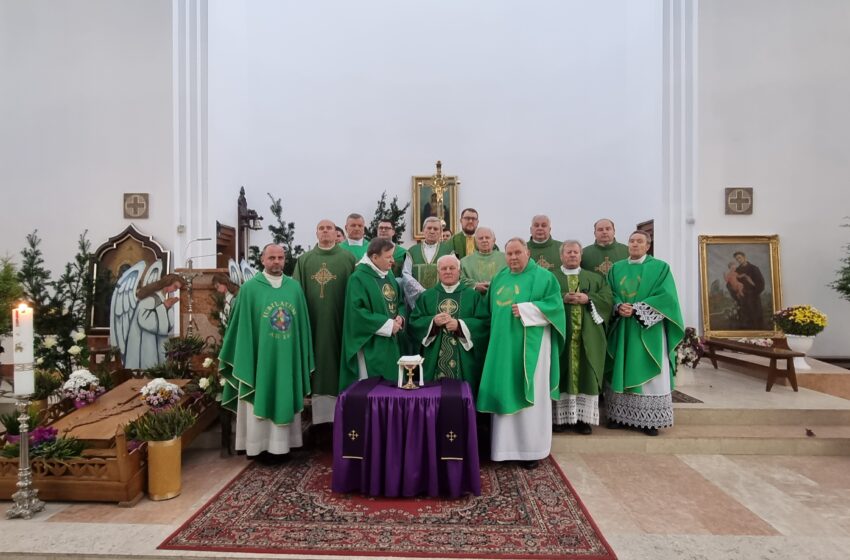  Aukojo Mišias už a. a. Telšių vyskupą Antaną Vaičių