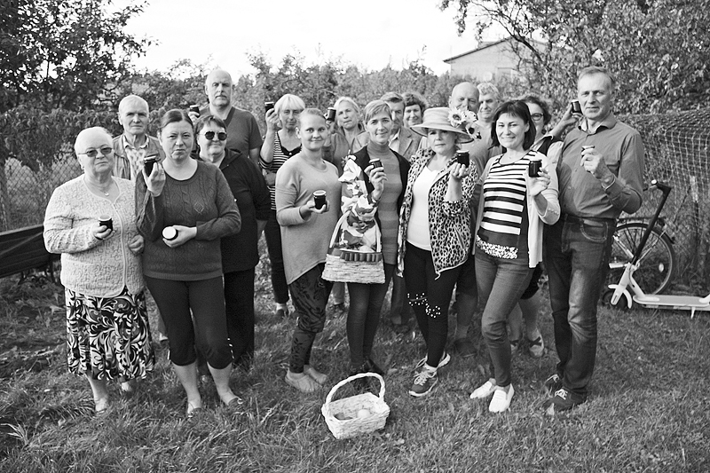 Medsėdžių bendruomenės nariai, susirinkę į atsisveikinimo su vasara popietę, degustavo pikantišką džemą, išvirtą iš pačių išaugintų šilauogių.
