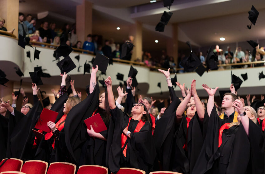  Iškilmingoje šventėje įteikti diplomai Klaipėdos universiteto 35 laidos absolventams