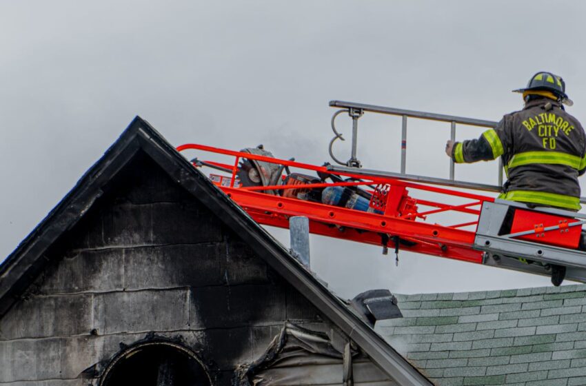  Iš dūmtraukio besiplaikstančios liepsnos kėsinosi į stogą
