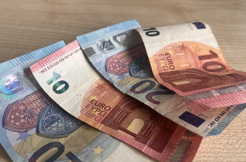  Du kartus per metus valstybės asignavimus politinėms partijoms apskaičiuojanti Vyriausioji rinkimų komisija (VRK) skelbia paskirsčiusi 2025 m. II pusmečio sumą