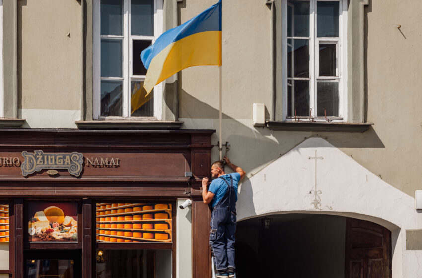  Sostinės gatvėse NATO delegacijas pasitinka šimtai Ukrainos vėliavų